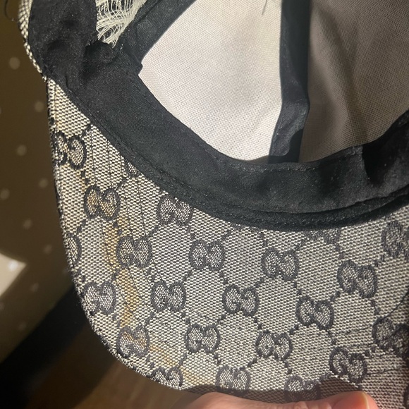 Gucci Baseball Cap has signs of wear and stains - (reference pictures for wear) - Picture 5 of 6